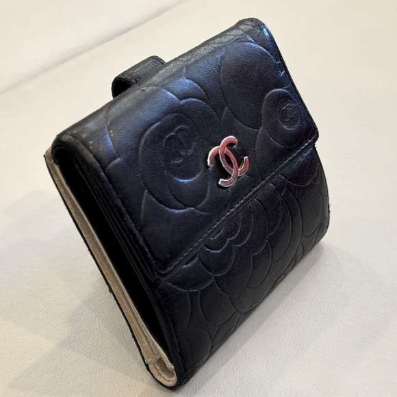 Chanel Camellia CC Logo Lambskin Wallet - Picture 2 of 10